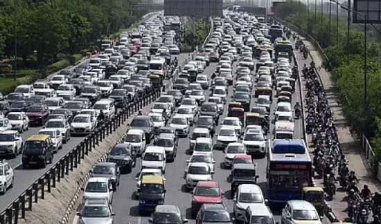 భారీ ట్రాఫిక్ జామ్: 32 గంటలు నరకం.. 4వేల వాహనాలు నిలిచిపోయిన దారులు.. ముగ్గురు మృతి